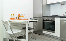 Обеденный стол на маленькой кухне: дизайнеры советуют, где его лучше установить