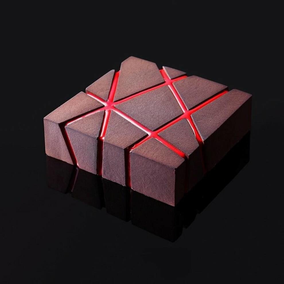 Desserts of perfect geometric shape are created by a pastry chef from Ukraine (Photo)