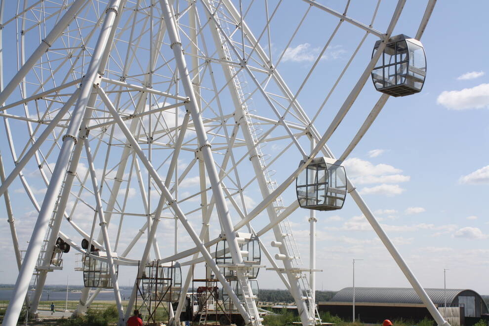 Office on the Ferris wheel: an unusual 