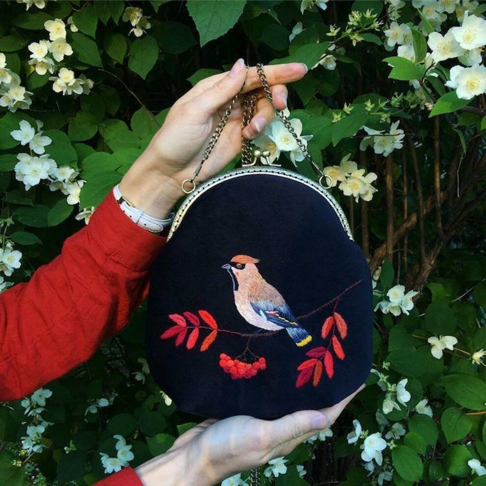 Rzemieślniczka Kaługa tworzy torby z wdzięcznym haftem (zdjęcie)