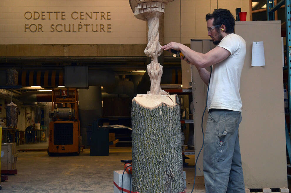 Delikatna równowaga i dziwaczne metamorfozy - konceptualna rzeźba w drewnie mistrza z Kanady (FOTO)