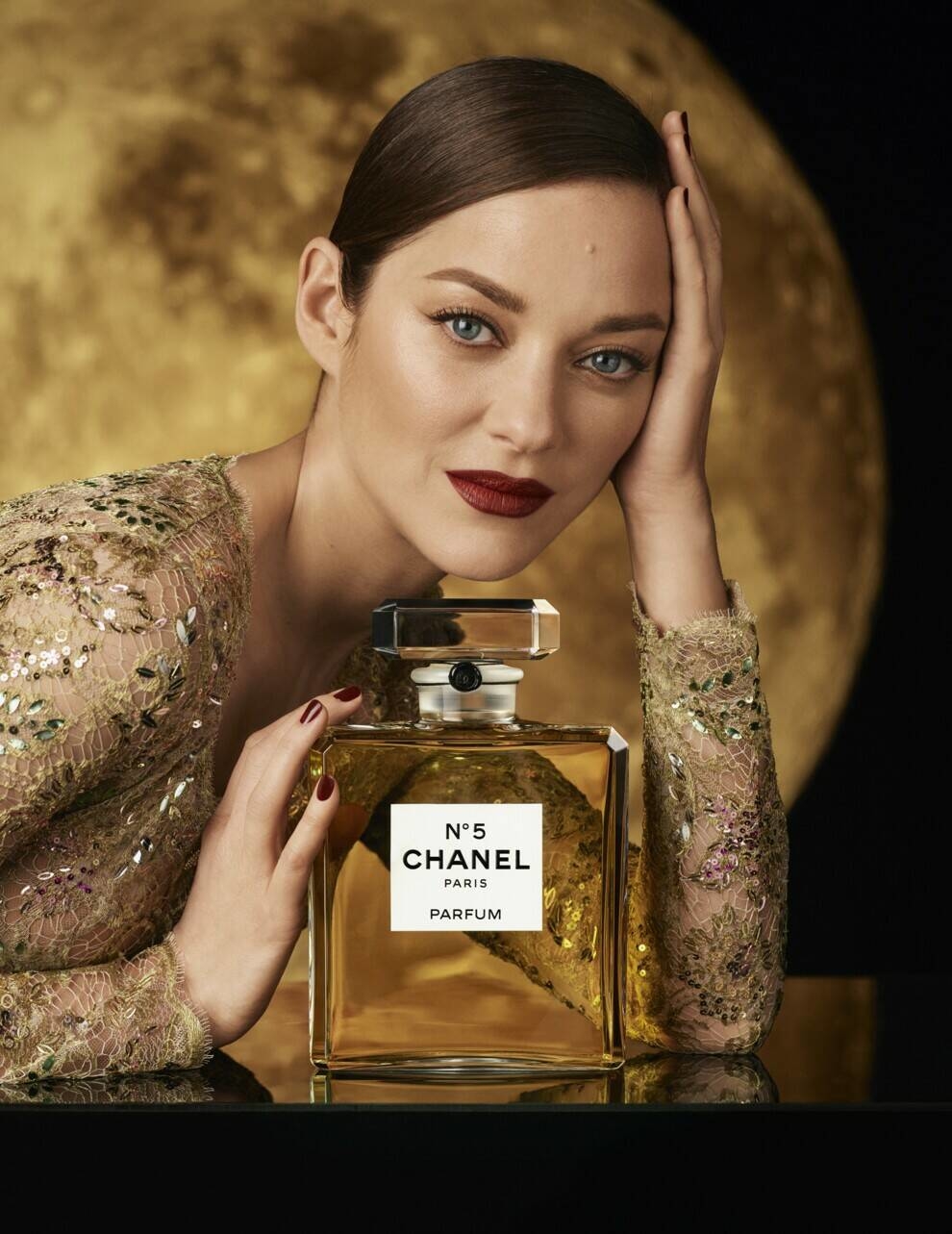 Маріон Котійяр знялася в новій рекламній компанії від Chanel (Відео)