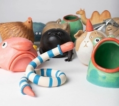 Indignant brood hens and smiling whales are typical ceramics of the British sculptor (Photo)