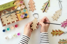 Painted balls, carved cardboard and wooden figures - do-it-yourself creative Christmas toys (Photo)