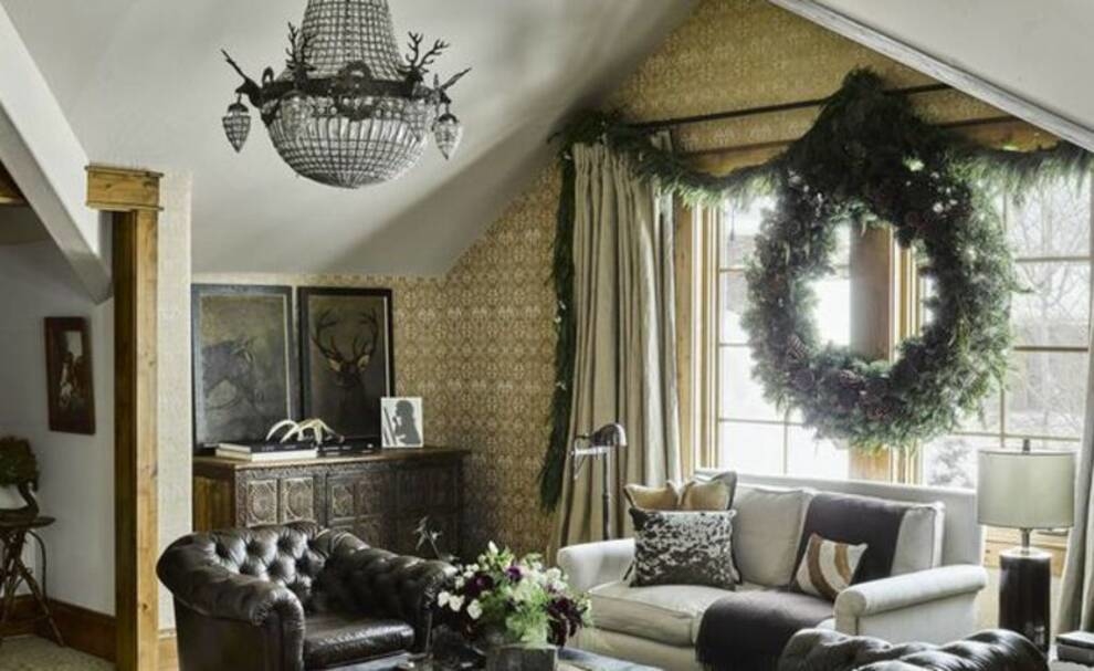 Interior designers talked about ways to decorate windows for the New Year holidays