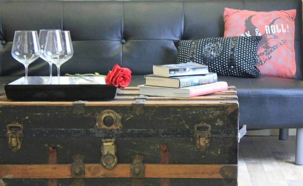 An old suitcase and oak logs are the best analogs of coffee tables (Photo)