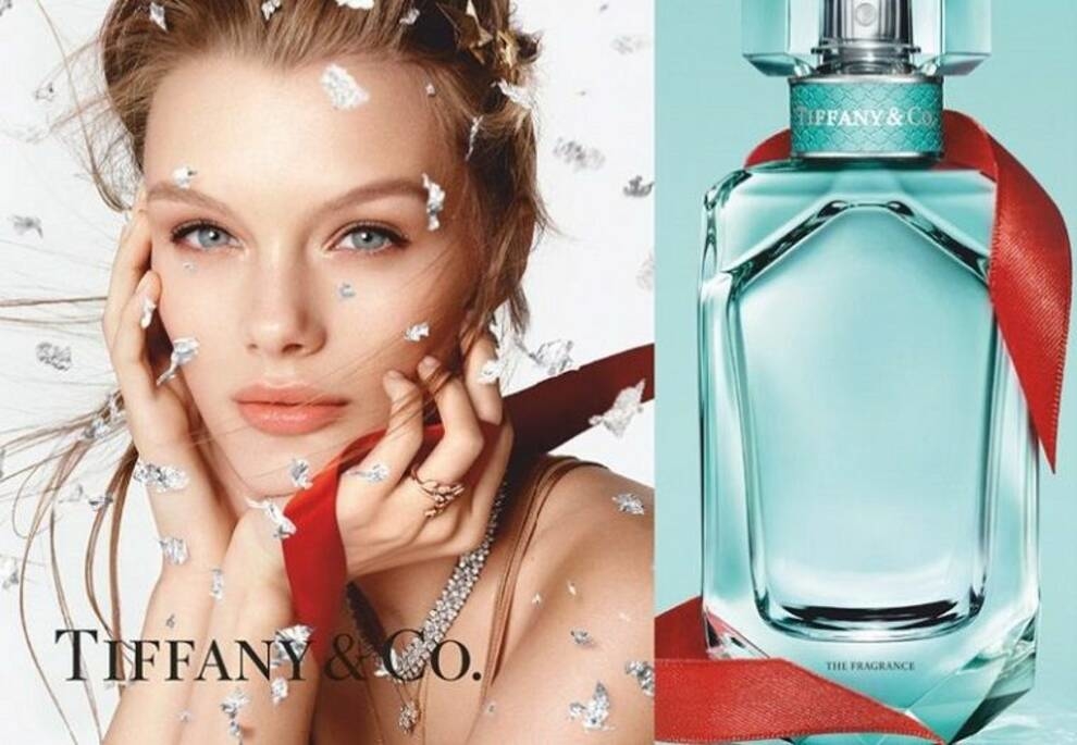 Prezentowa czerwona wstążka, zaokrąglone kształty i rozproszone konfetti - nowy zapach od Tiffany & Co (wideo)