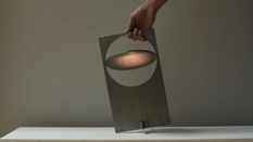 Meksykański projektant złożył lampę z metalowej płyty