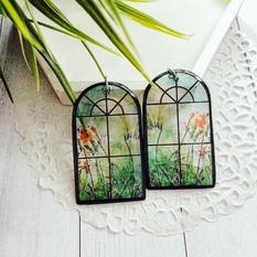 The designer creates earrings stylized as window frames (Photo)