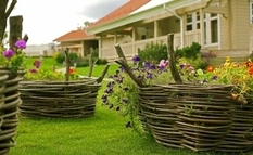 Landscape designers showed how to decorate a flower garden in a rustic style (Photo)