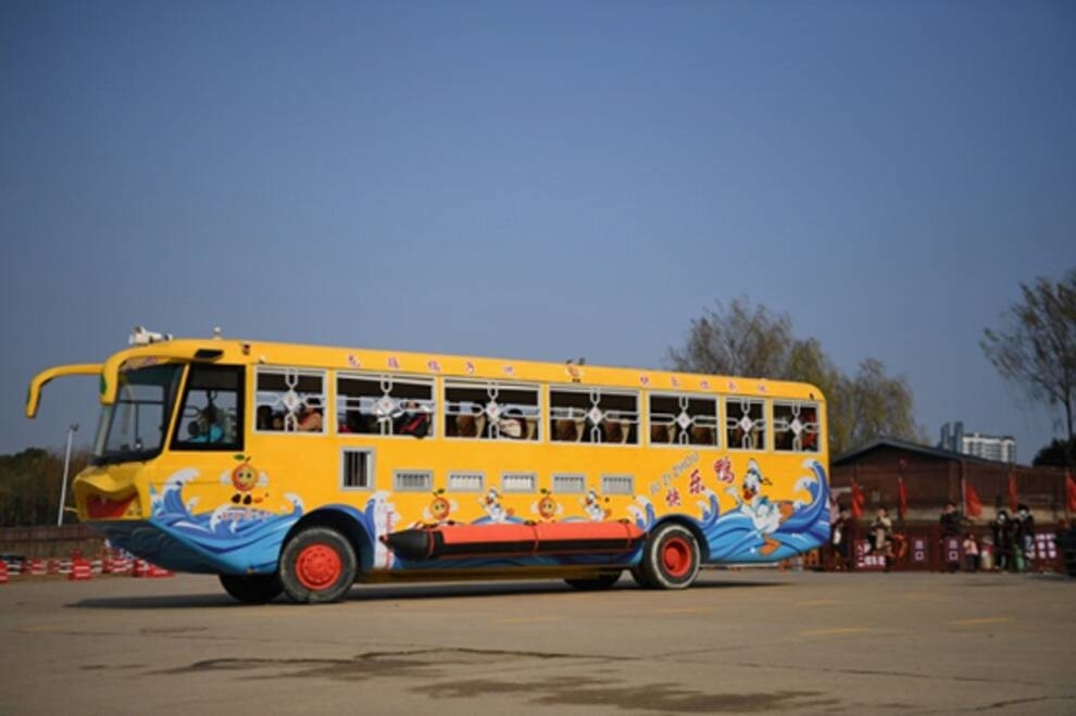 За суші і по воді: китайські конструктори створили автобус-амфібію