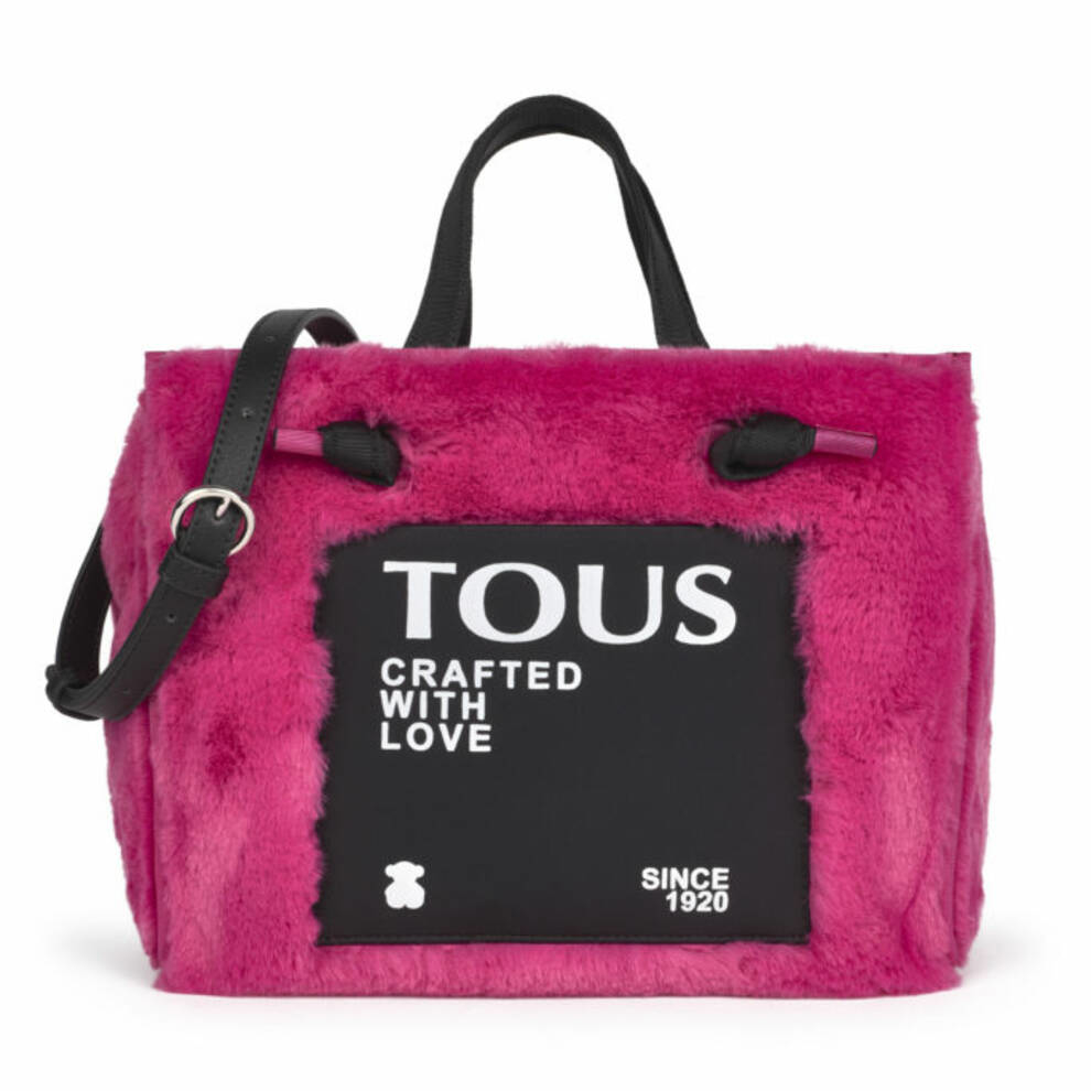 Пушистая, розовая и очень вместительная — новая сумка от Tous