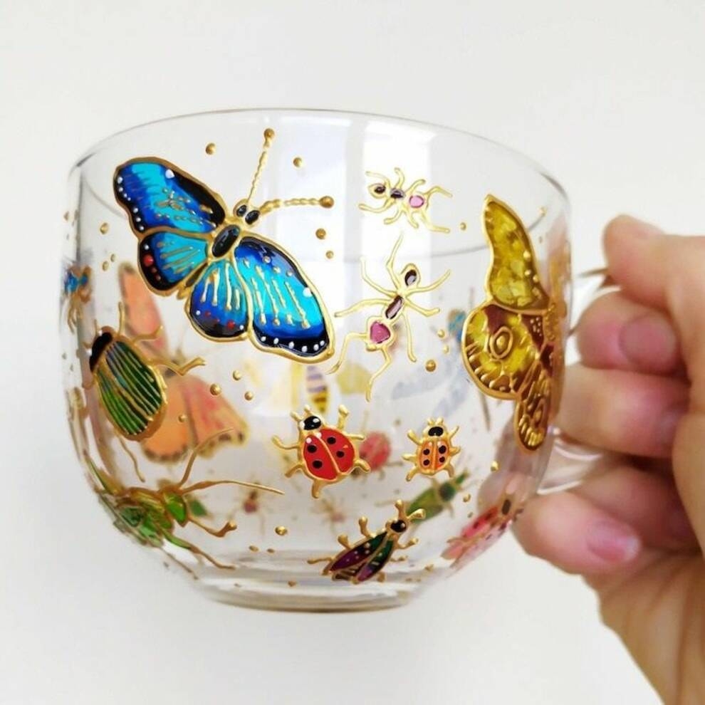 Bees, bees, wild bees: an American transforms glass cups with insect drawings (Photo)