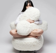 Meble dla singli: koreański projektant tworzy puszyste, rozkładane krzesło