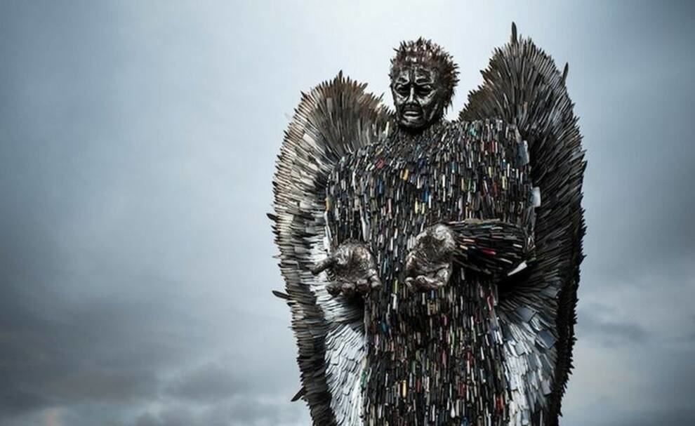 Setki noży w jednej rzeźbie: skonfiskowana przez policję zimna stal stała się elementem kreatywności