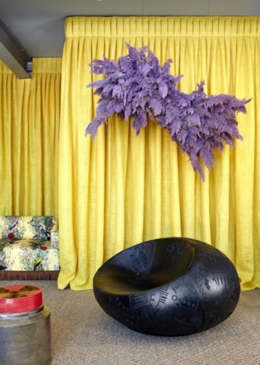Фиолетовые деревья и кресла-рыбы — мебельная выставка Frampton Co в Лонг-Айленде