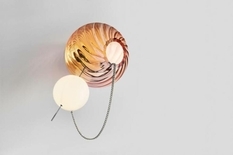 Текстурированное стекло и латунные цепочки — коллекция светильников Линдси Адельман