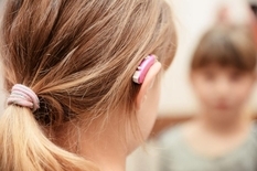 Belgijscy naukowcy stworzyli samoregulujący się aparat słuchowy