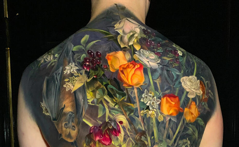 Soczyste owoce i kwitnące pąki róż - botaniczne tatuaże autorstwa artystki z USA
