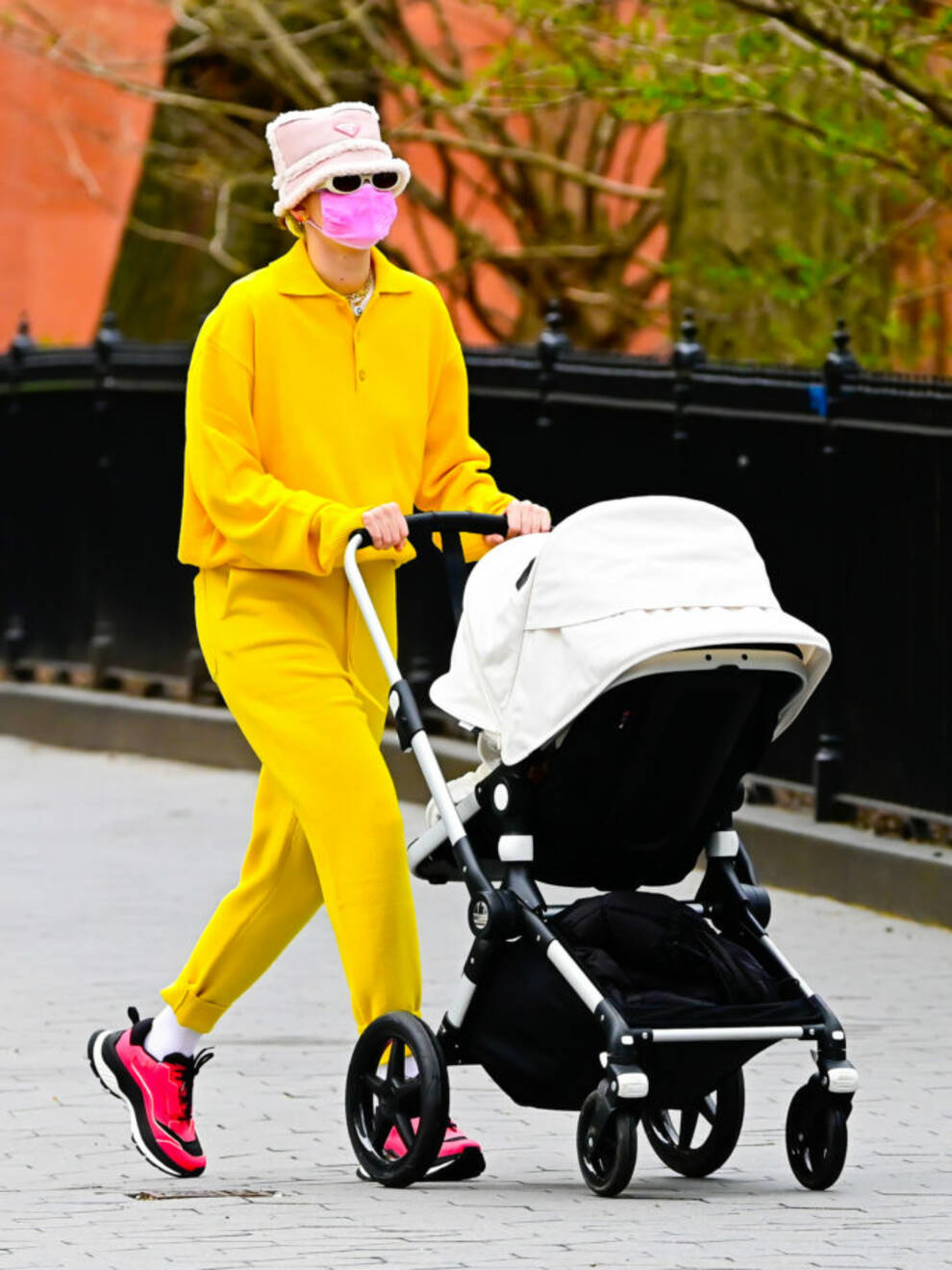Gigi Hadid wybrała się na spacer w najmodniejszym kolorze sezonu