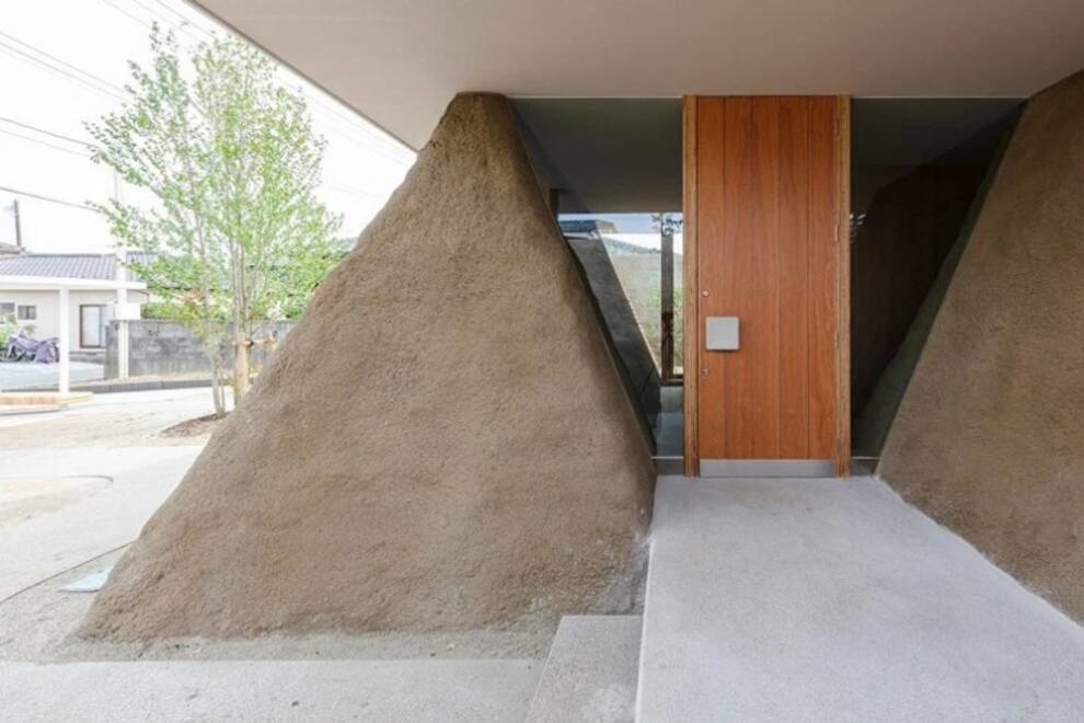Japanese architects used earth for house walls