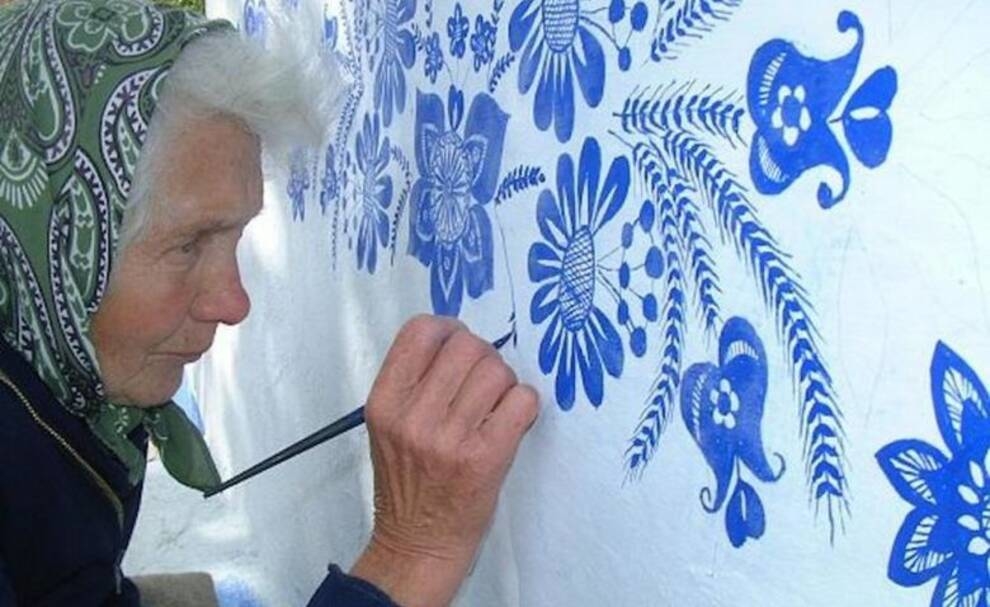 Із села в галерею: старенька розписує стіни будинків блакитними фарбами
