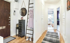 Designers talked about mistakes when decorating a narrow hallway