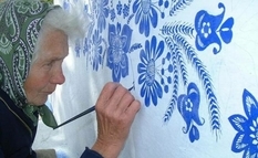 From the village to the gallery: an old woman paints the walls of houses with blue paints