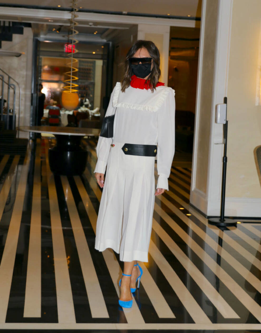 Одеться в белое: Виктория Бэкхем показала свой модный образ