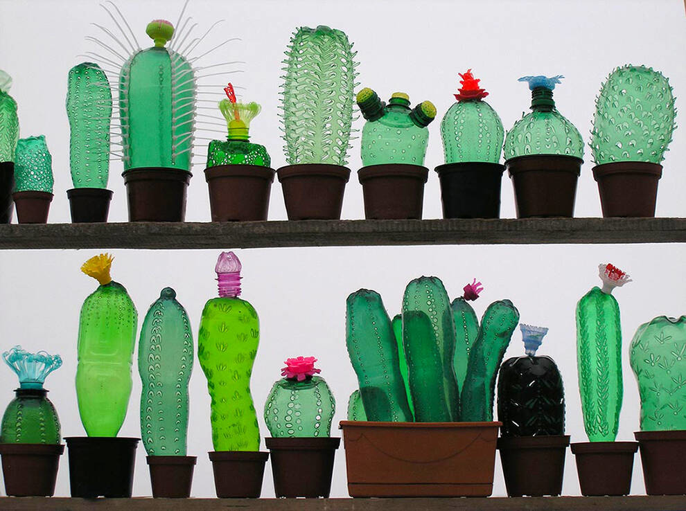 Новая жизнь пластиковых бутылок: чешская художница декорирует дом пэт-скульптурами