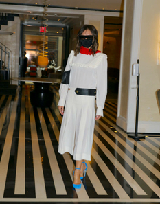 Sukienka w kolorze białym: Victoria Beckham pokazała swój modny wizerunek