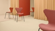 Fritz Hansen zaktualizował klasyczny fotel Arne Jacobsena