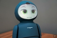Учит говорить о чувствах и играет в игры — новый робот-компаньон Moxie