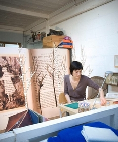Twórczy artysta ożywia stare książki