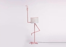 Lampa-flamingo, który można wykorzystać jako stolik