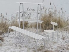 Aluminiowe półki i krzesło od Tao & Jin
