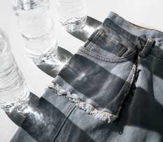 Куртки и джинсы из переработанного пластика