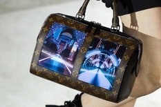 Nowe torby od Louis Vuitton wyposażyliśmy wyświetlaczami
