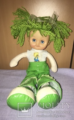 Кукла с зелеными волосами.