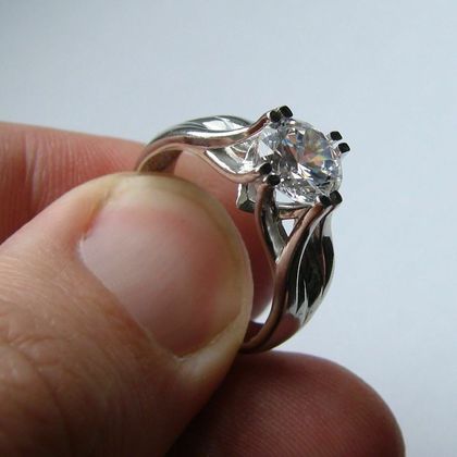 Серебряное кольцо с крупным одиночным камнем (engagement ring)