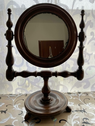 Вінтажне дерев'яне дзеркало.