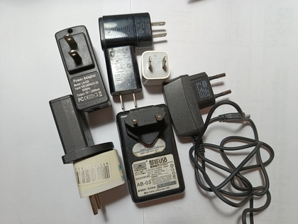 7 блоков живлення. Sony, LG, Jabra, Apple