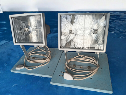 Прожектор галогенный 2штуки одним лотом 500W 230V размер плафона180x140x110mm белый