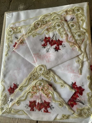 Скатерть для стола 150х220 с салфетками .Новая. Прив. из Франции