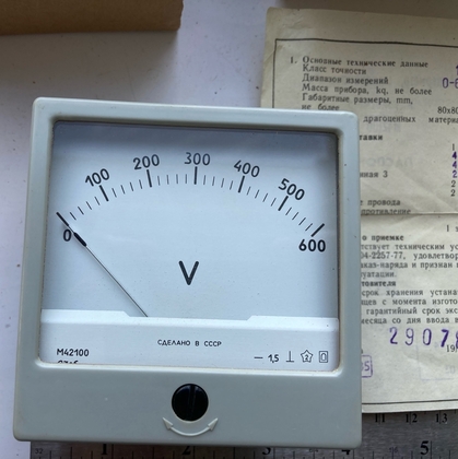 Вольтметр 42100 600В