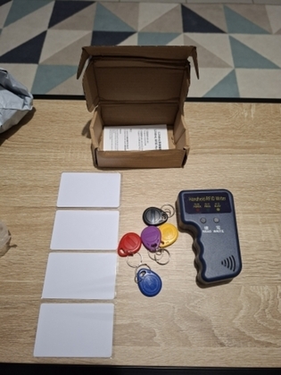Дублікатор програматор безконтактних ключів для домофона RFID 125 кГц +5 брелків, +5 карт.