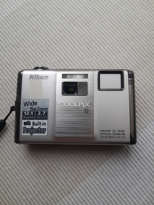 Цифрова компактна камера Nikon Coolpix S1000pj.