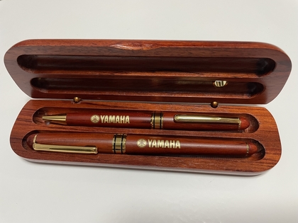 Набор ручек с логотипом Yamaha в деревянном футляре.