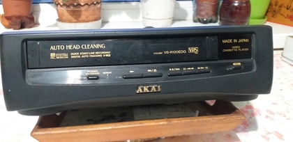 Видеомагнитофон AKAI c проводами подключения