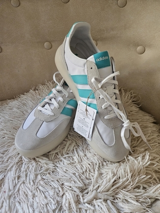 Adidas кросівки